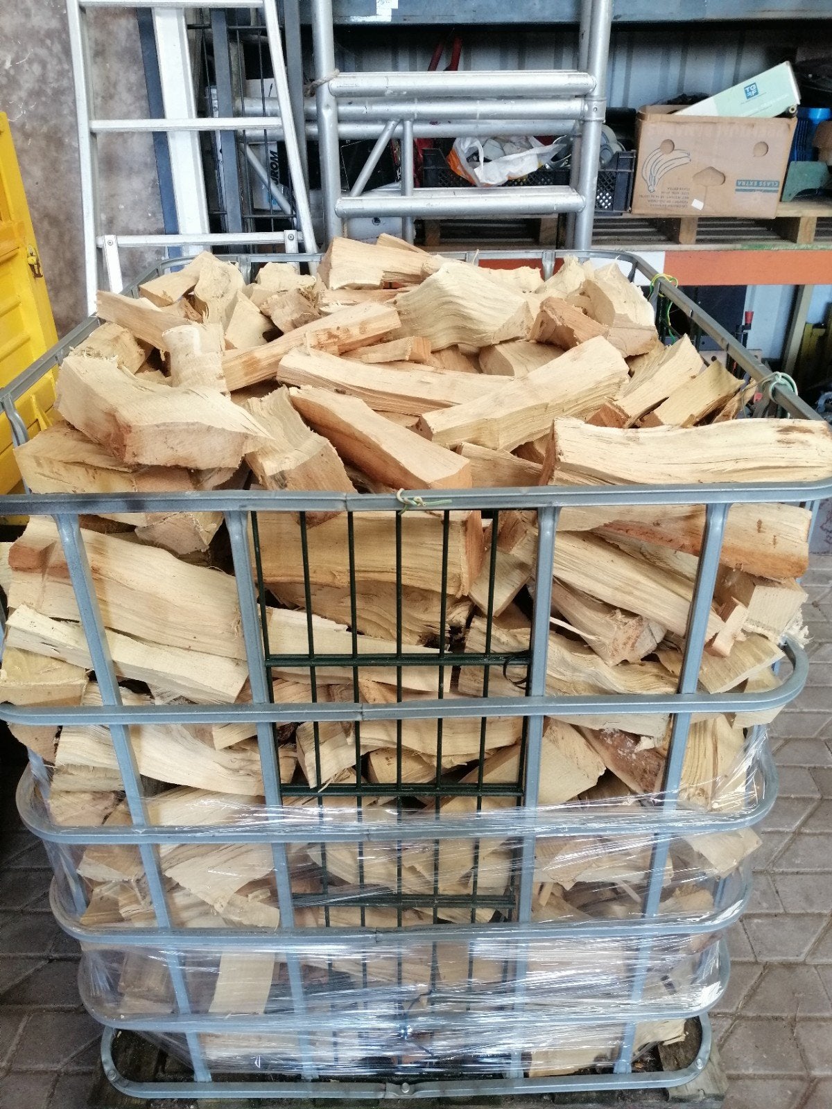Te koop, diverse kratten vers gekloofd haardhout., 6 m³ of meer, Ophalen, Overige houtsoorten, Blokken