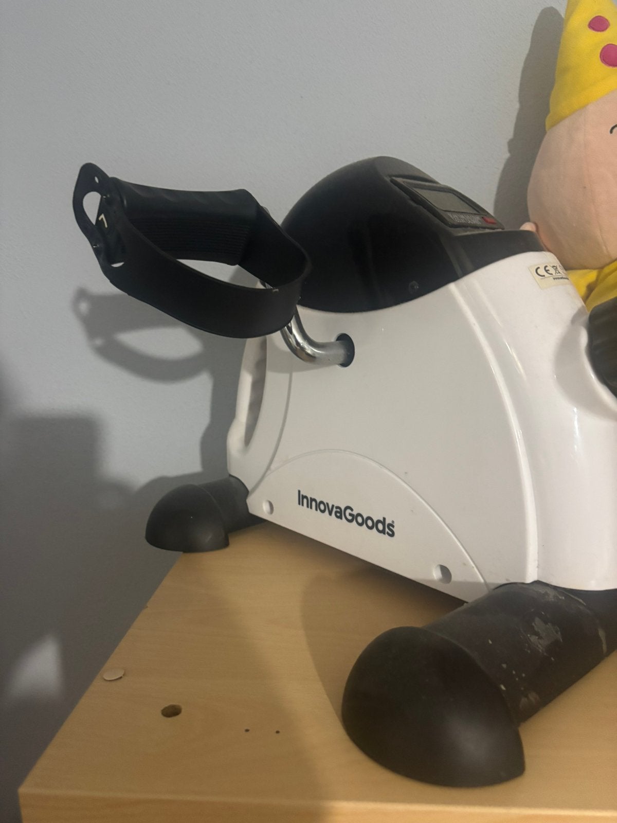 Een zwarte en een witte apparaat voor armen benen te trainen, Ophalen, Gebruikt