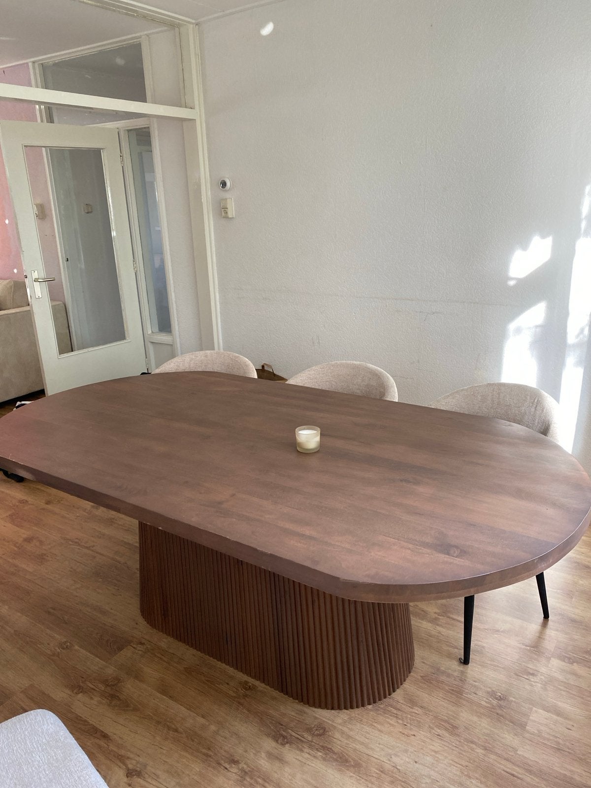 Ovale eettafel met unieke voet walnoothout, Huis en Inrichting, Ophalen, 100 tot 150 cm, Zo goed als nieuw, 150 tot 200 cm