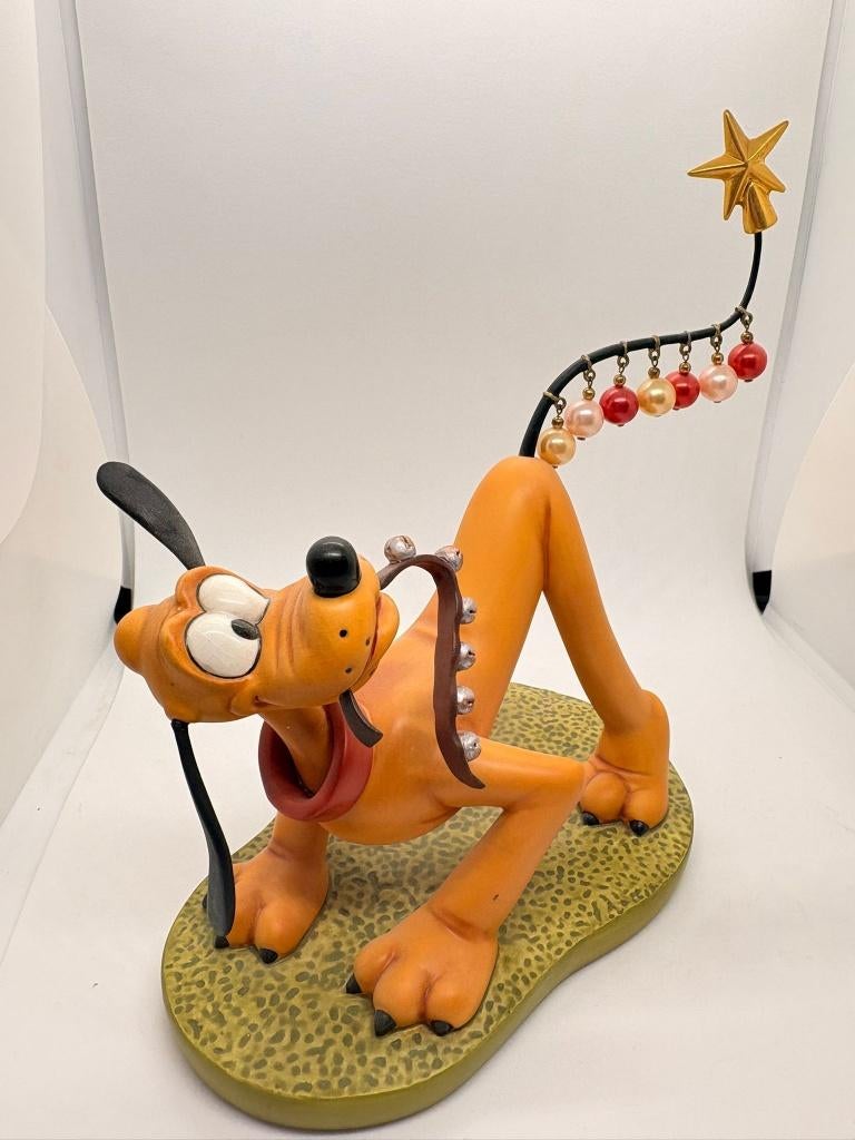 WDCC beeldje – Pluto Helps Decorate, Verzamelen, Beelden en Beeldjes, Zo goed als nieuw, Ophalen
