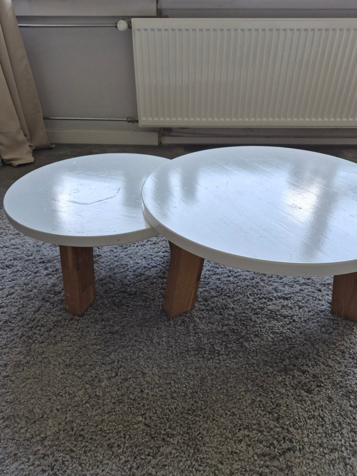 Set van 2 oersterke bijzettafeltjes, wit met houten poten, Ophalen, Minder dan 45 cm, Minder dan 55 cm, Gebruikt