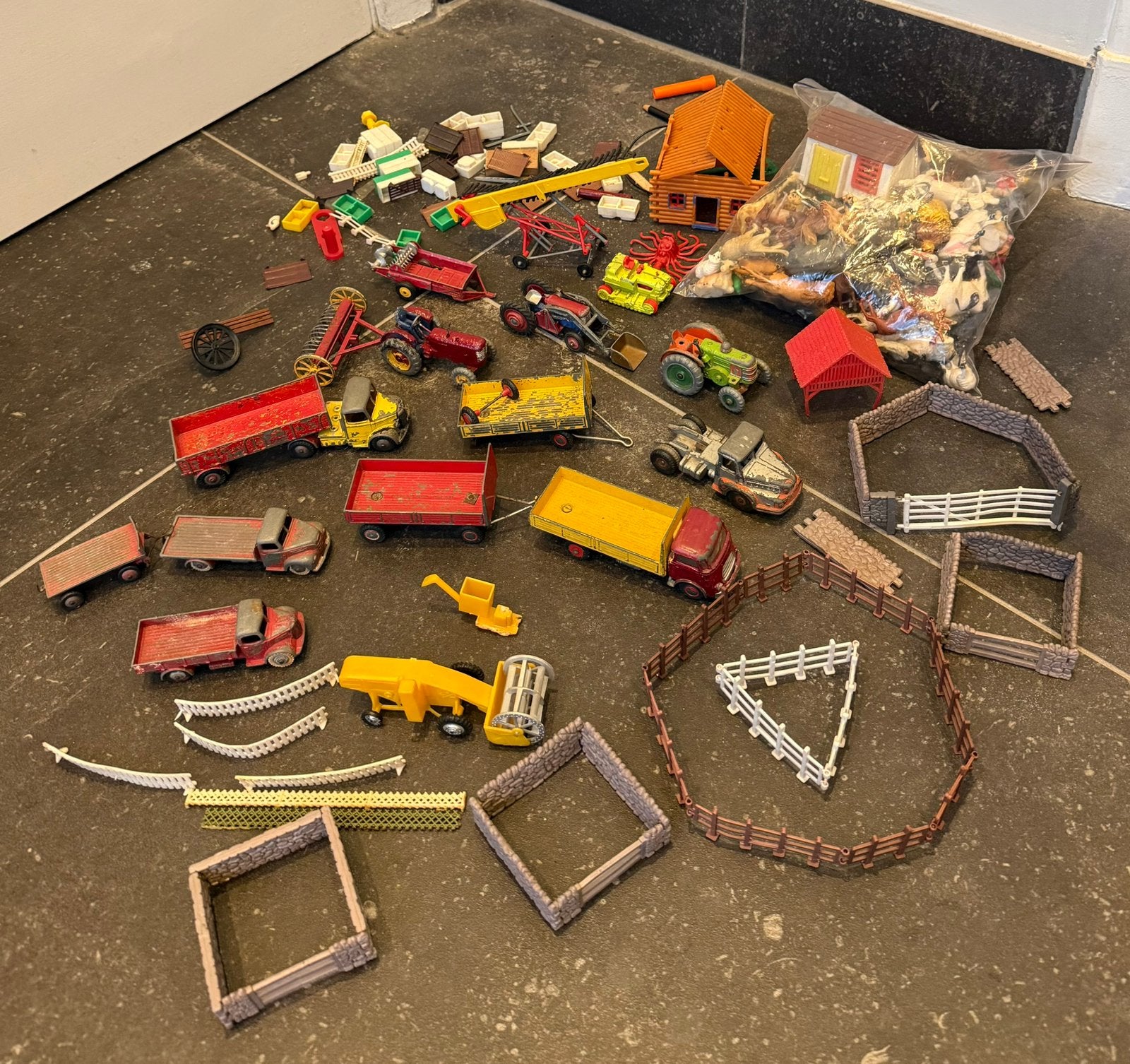 Lot oude dinky corgi lion britains landbouwvoertuigen, Verzenden, Gebruikt, Auto, Dinky Toys