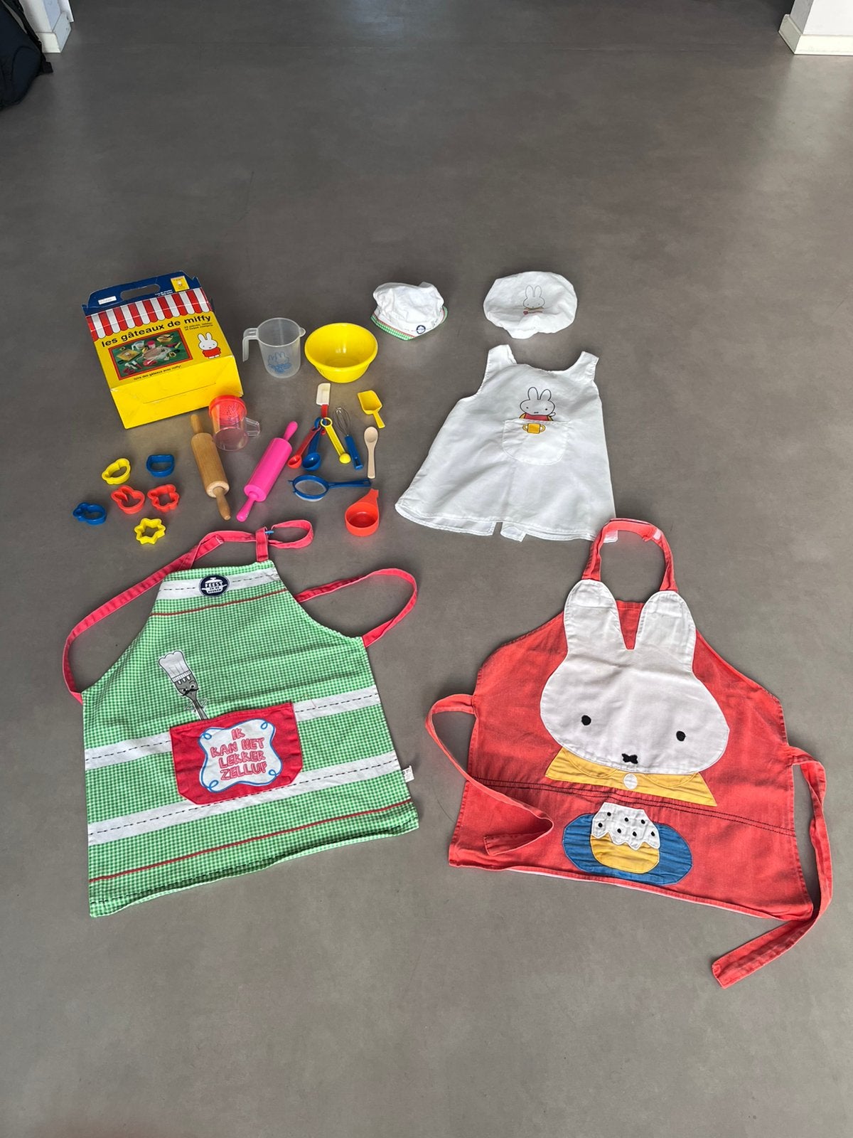 Nijntje bakset, miffy. Met nijntje bakvormen, schorten ed, Ophalen of Verzenden, Zo goed als nieuw