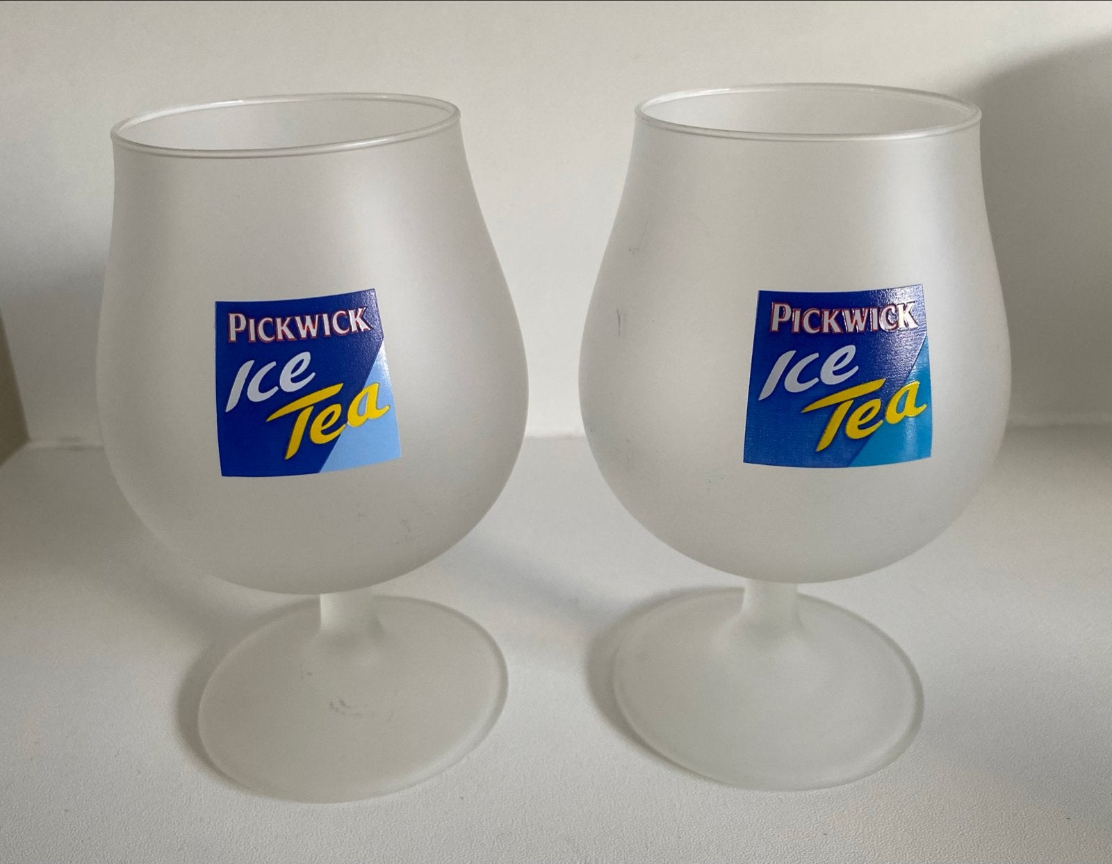 2 Pickwick Ice Tea glazen op voet. H. 13 cm., Ophalen, Zo goed als nieuw, Frisdrankglas