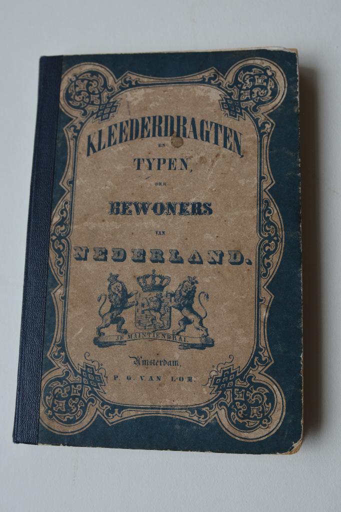 Boek 16 KLEDERDRACHTEN NEDERLAND 1850 Litho harmonica BK29, Verzenden, P.G. Lom