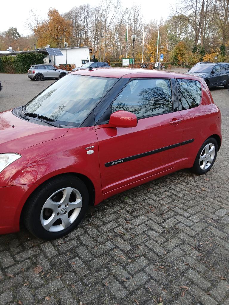 Suzuki Swift 1.5 3D AUT 2005 Rood, Stof, 40 €/maand, Zwart, 4 cilinders