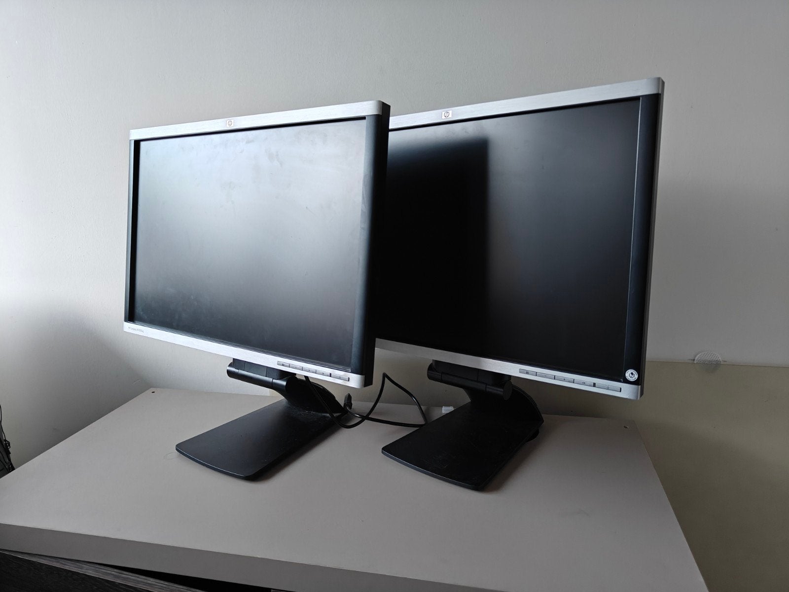 HP Compaq LA2205wg Monitor - 2 stuks, Computers en Software, Gebruikt, In hoogte verstelbaar, DisplayPort, Full HD