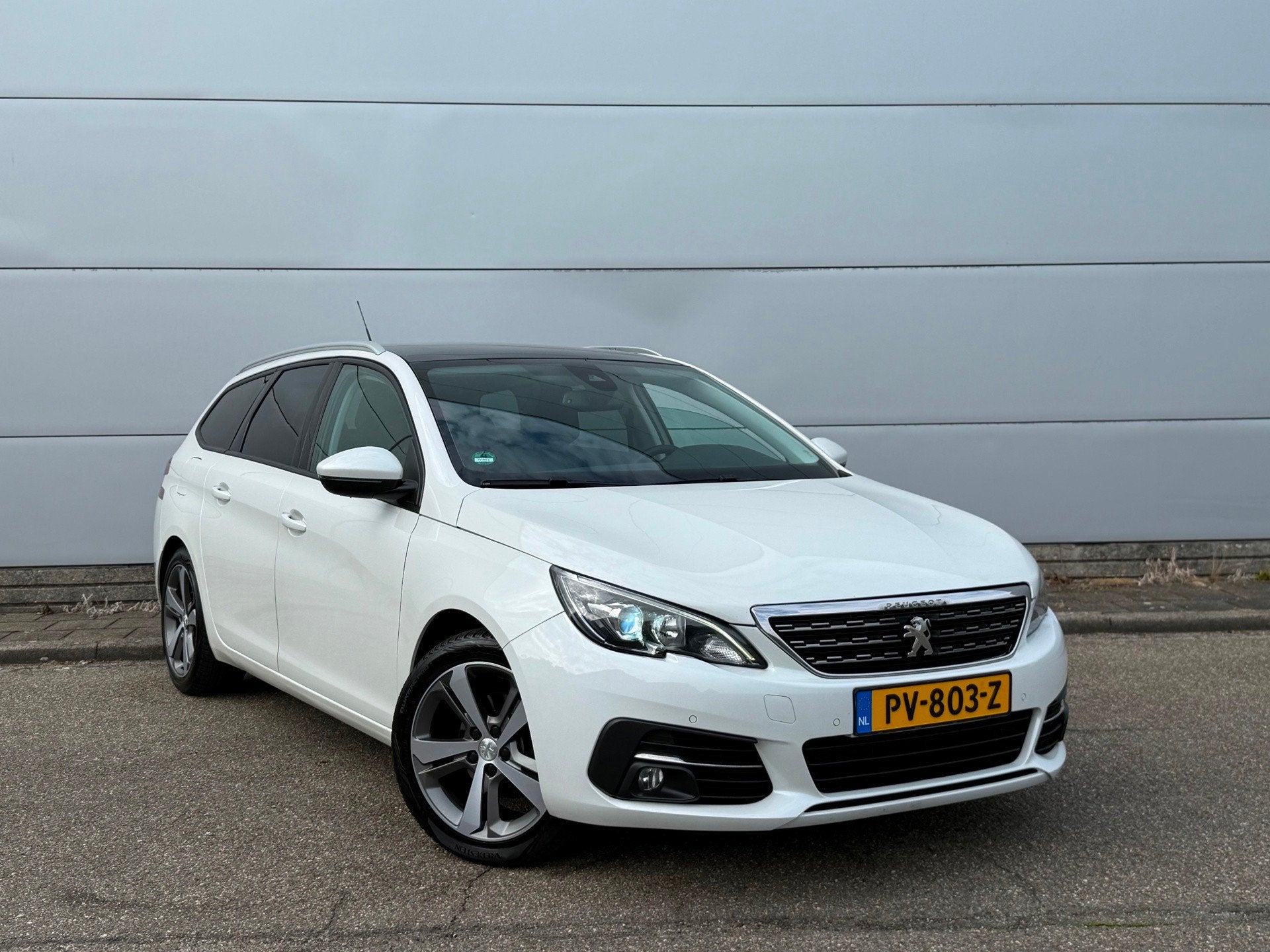 Peugeot 308 SW 1.6 BlueHDI GT Executive (bj 2017) XENON|LEER, Auto's, Peugeot, Voorwielaandrijving, Gebruikt, 4 cilinders, Wit