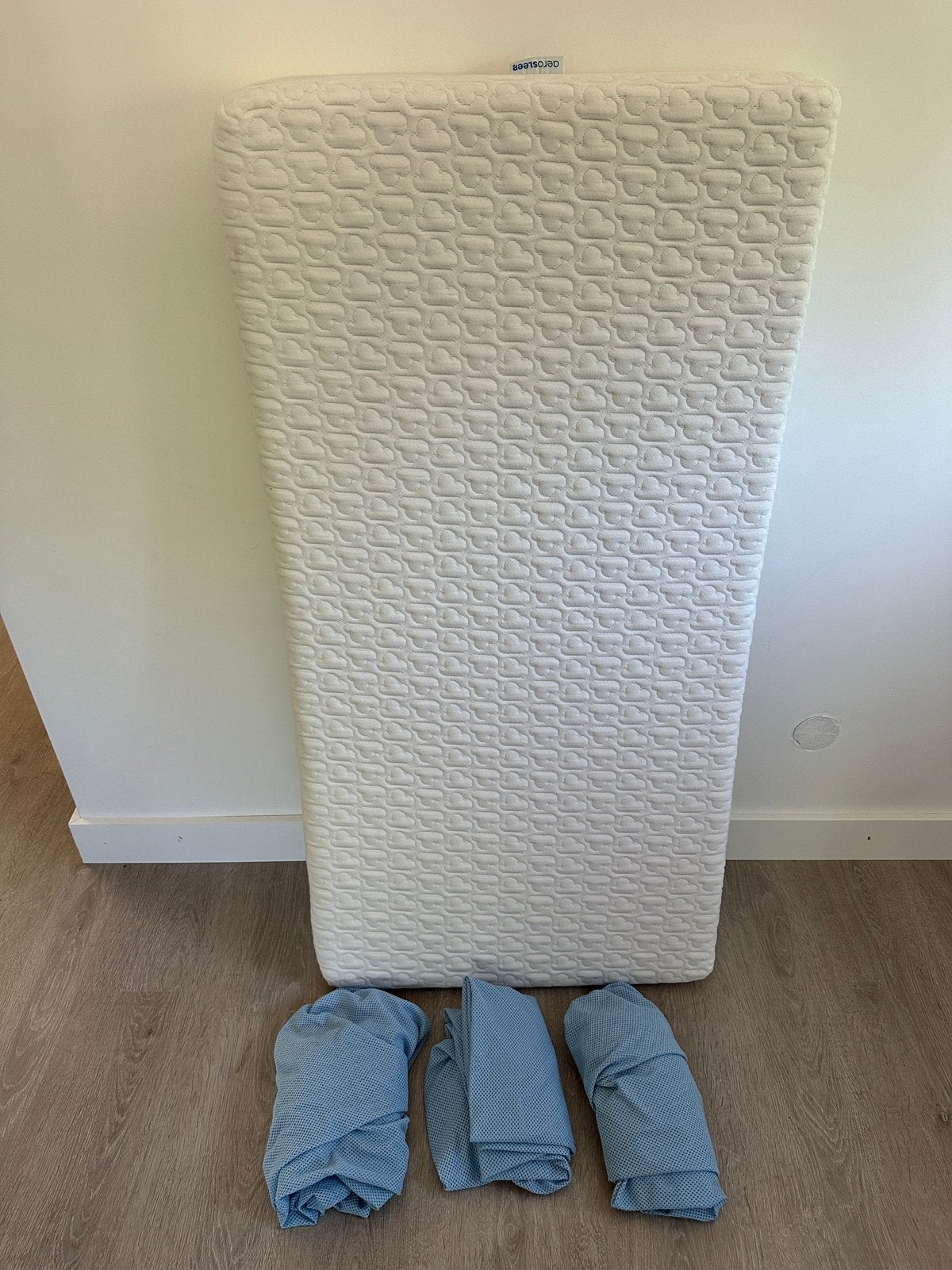 Aerosleep matras, 3 hoeslakens, 2 meyco noppen matrasdek, Ophalen, Gebruikt