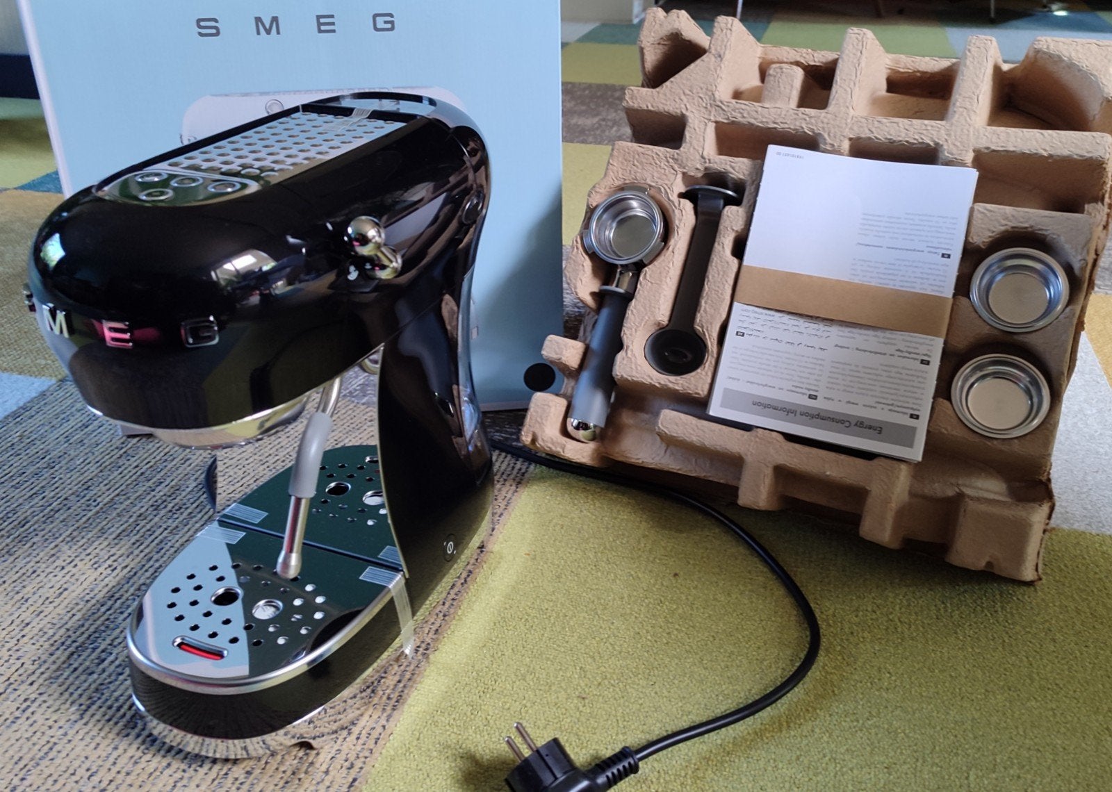 Zwarte Smeg espressomachine, nieuw in de doos, Witgoed en Apparatuur, Koffiezetapparaten, Ophalen, Nieuw, Espresso apparaat, Gemalen koffie