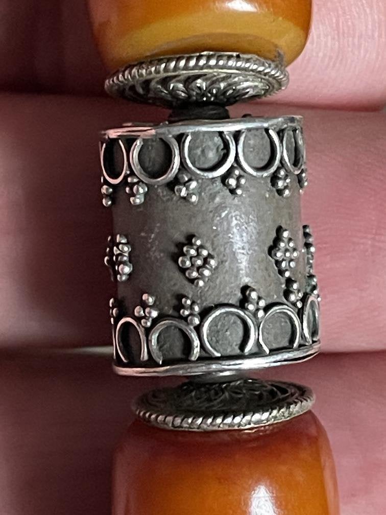 Antieke berberse bakeliet ketting met echt zilveren kralen, Ophalen of Verzenden, Zilver, Ketting