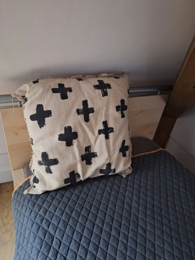 Katoenen sierkussen 58x58 cm – Beige met zwarte kruisjes, Gebruikt, Beige, Vierkant, Ophalen of Verzenden
