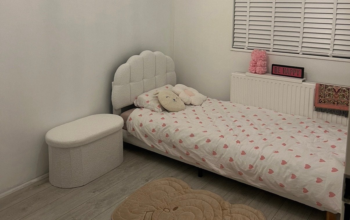 Mooie Bed meisjes bed 90x200 in goede staat. bouclé wit., Ophalen of Verzenden, Zo goed als nieuw