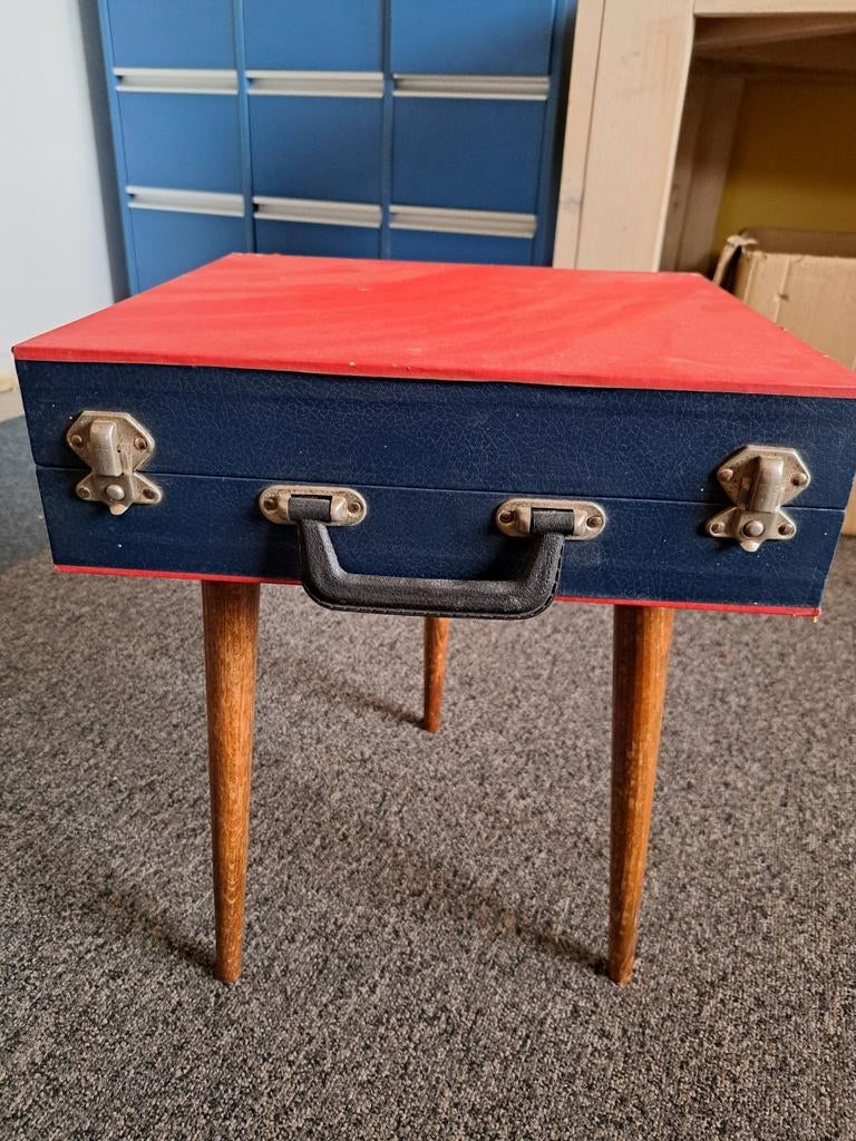 Unieke bijzettafel voor lp's, platenkoffer op pootjes, Gebruikt, 55 tot 75 cm, Vintage, Retro, Eclectisch, Rechthoekig