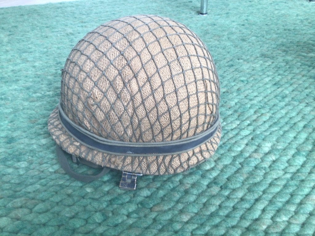 Originele Nederlandse M53 Helm met Jute & Net 1985, Ophalen of Verzenden, Landmacht, Nederland, Helm of Baret