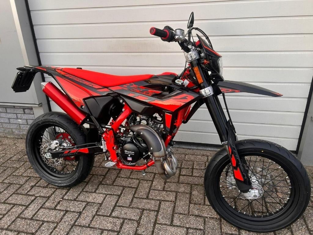 Beta RR 50 Motard Track E5+ Zwart of Blauw direct leverbaar!, Fietsen en Brommers, Brommers | Overige merken, 6 versnellingen