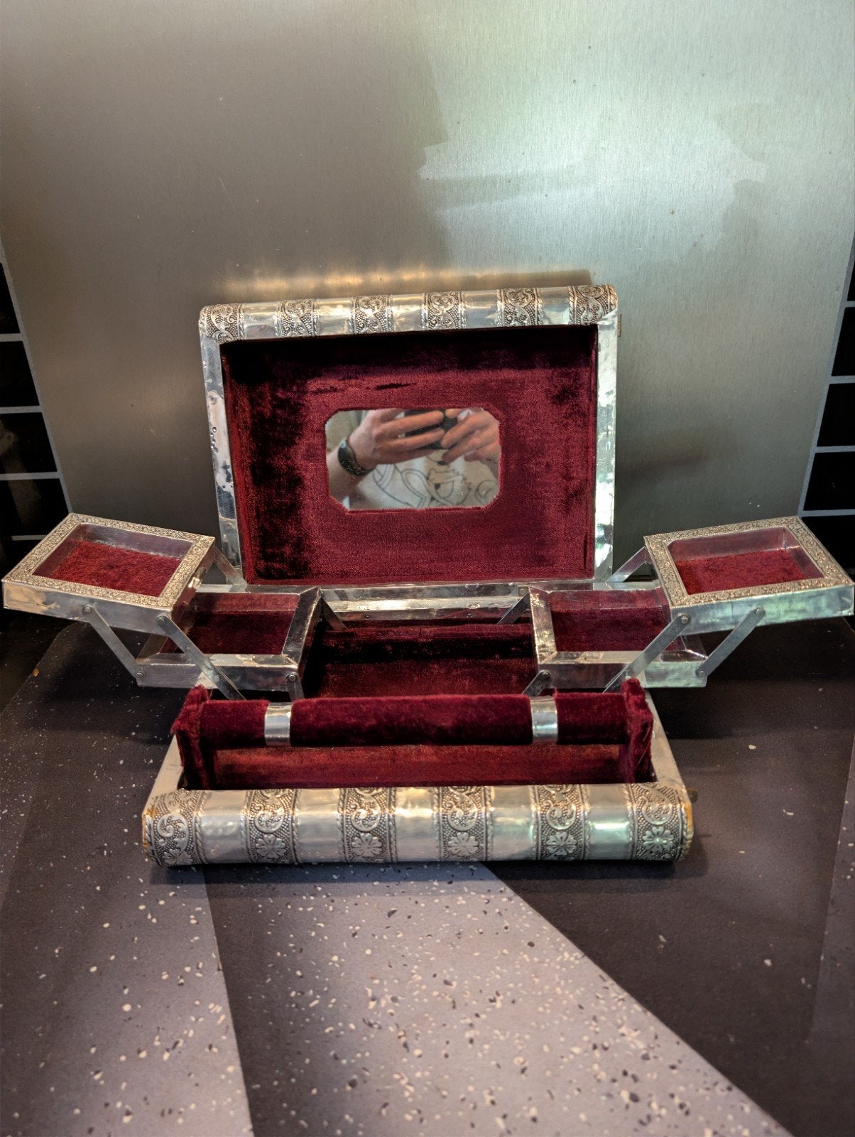 Indiase  sieraden doos met reliëf en spiegel vintage, Gebruikt, Overige kleuren, Met slot, Ophalen of Verzenden