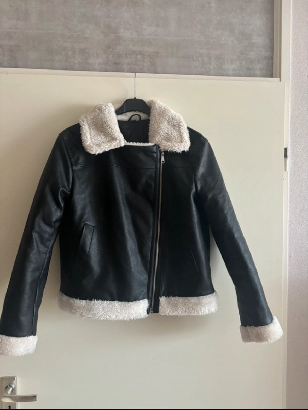 Zwarte jas met teddy voering van Zeeman, Ophalen of Verzenden, Zo goed als nieuw, Maat 36 (S), Zwart