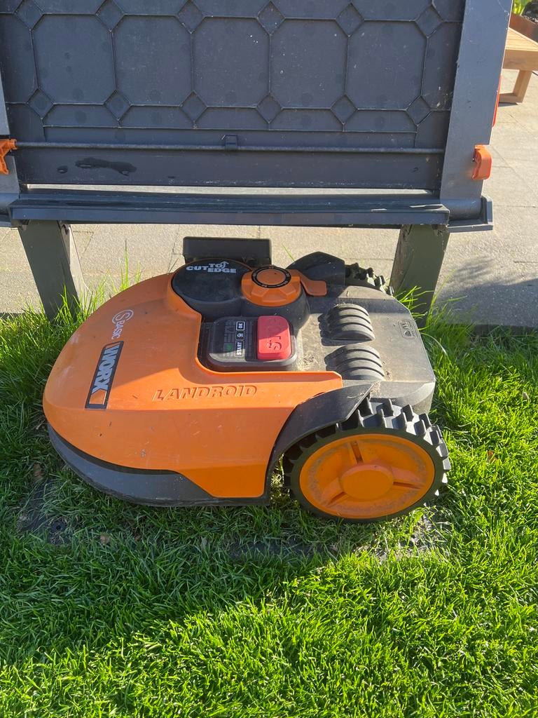 Worx Landroid robotmaaier - Automatisch grasmaaien, Ophalen of Verzenden, Gebruikt, 20 tot 25 cm, Met regensensor
