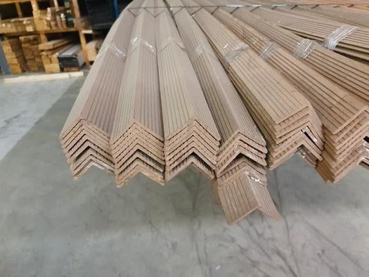 Composiet Hoeklijst – 4,5 x 4,5 cm – 4 meter – € 5,- p/st, Tuin en Terras, Palen, Balken en Planken, Nieuw, Planken, 250 cm of meer