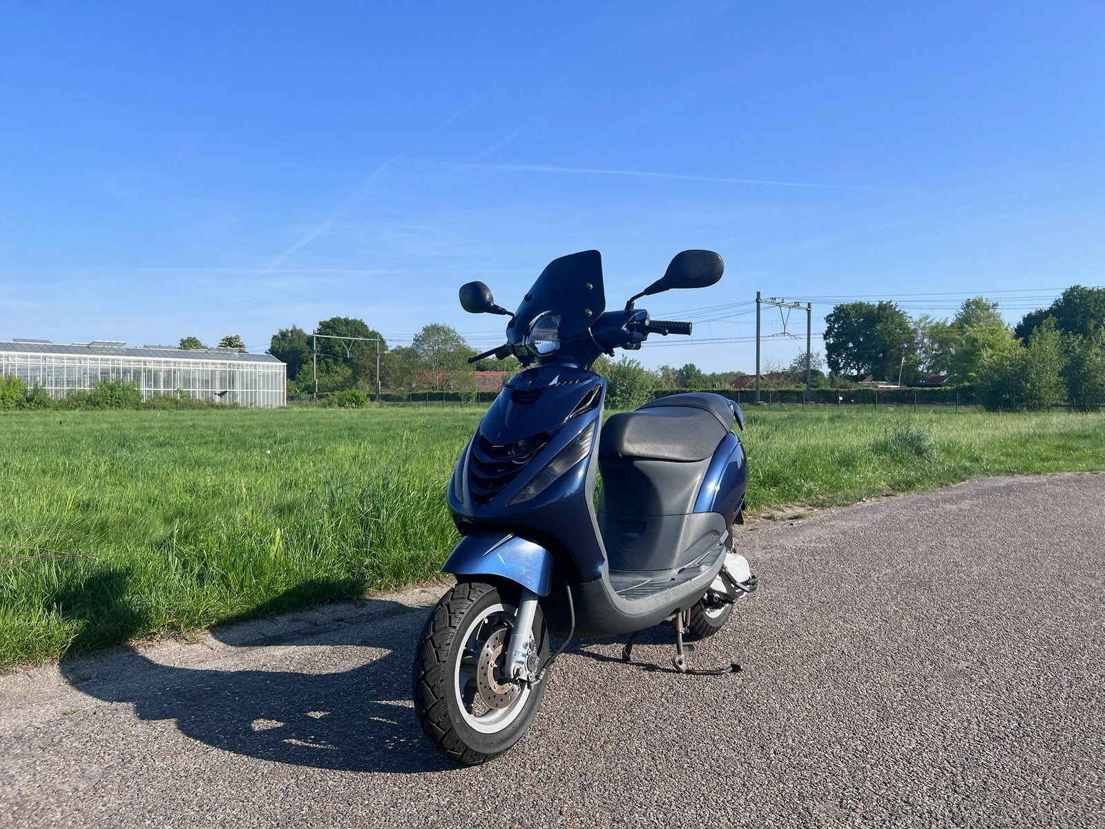 Piaggio Zip 2005 2takt - 55km/h - Donkerblauw, Fietsen en Brommers, Scooters | Piaggio, Ophalen, Zo goed als nieuw, Benzine