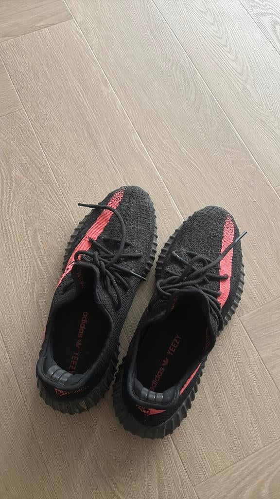 Yeezy Zwart met Rood Maat 11 €140, Kleding | Heren, Schoenen, Ophalen of Verzenden