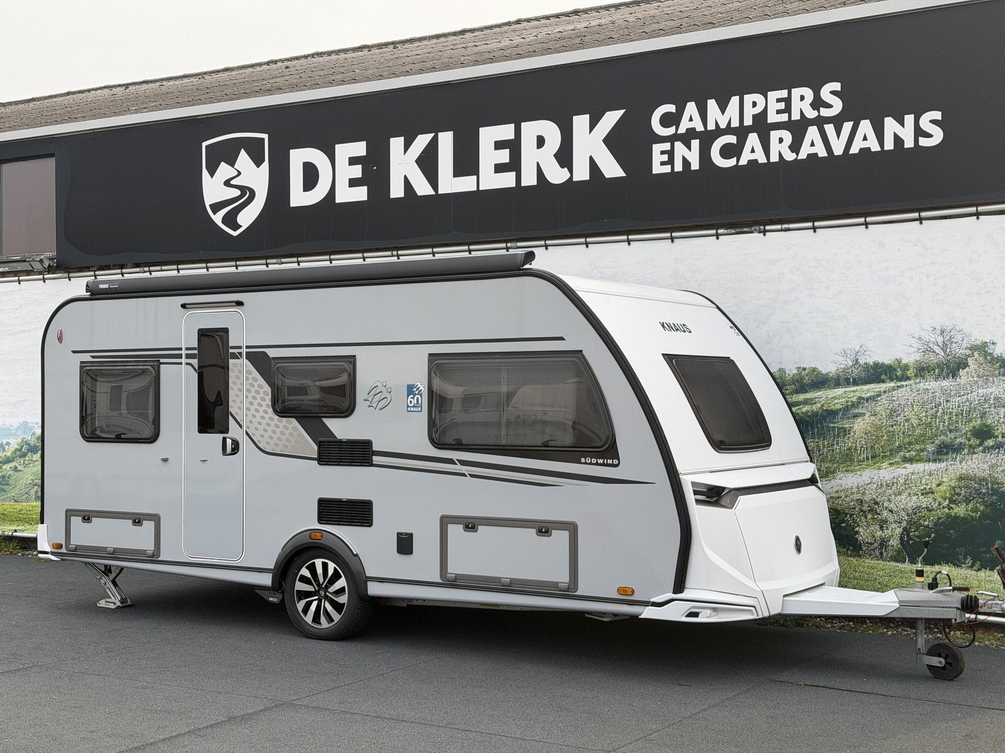 Knaus SUDWIND 500 EU 60 Years (bj 2023), Caravans en Kamperen, 7 tot 8 meter, Bedrijf, Info@deklerkcaravans.nl, Watertank vast