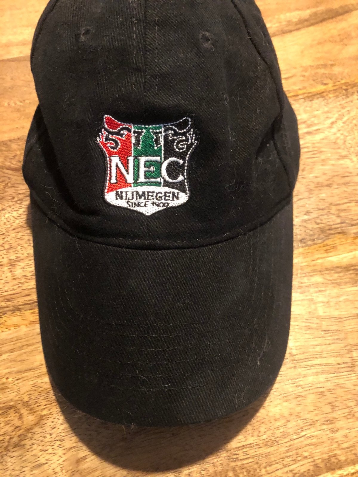 NEC Pet - Zwart met clublogo, Ophalen of Verzenden, Zo goed als nieuw, Overige binnenlandse clubs