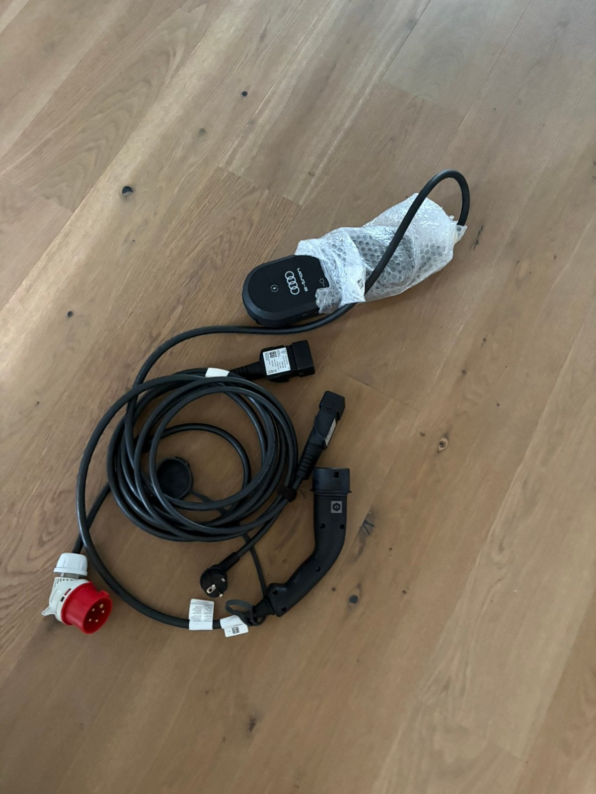Audi Universal Charger 11 kW Type 2met CEE & Schuko adapters, Ophalen of Verzenden, Nieuw, Audi
