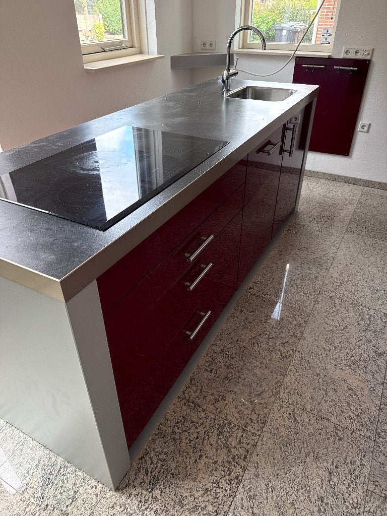 Foto 7 van Moderne rode keuken met kookeiland en diverse apparatuur