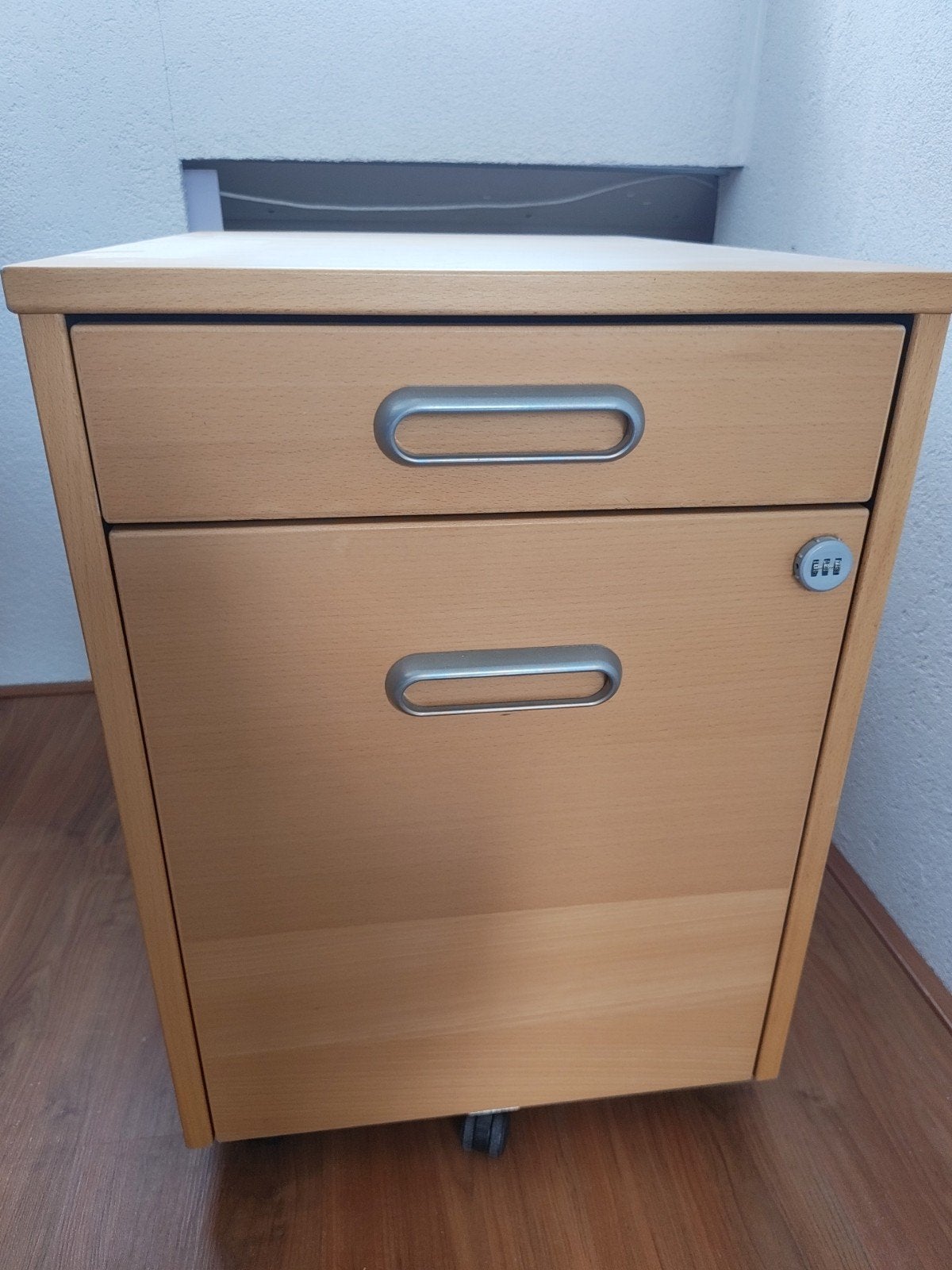 Gratis houten archiefkast op wielen, Ophalen, Gebruikt