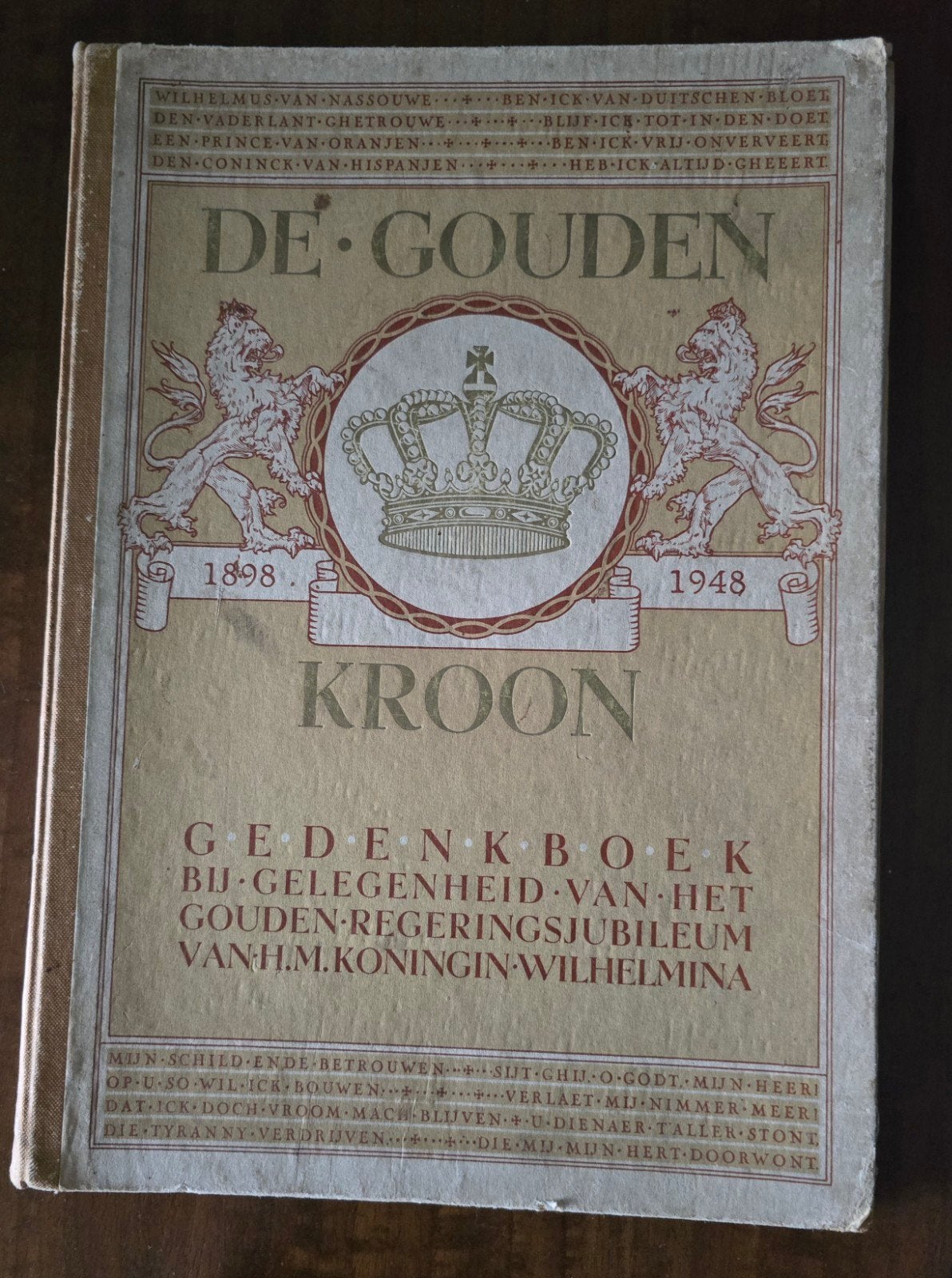 Gedenkboek De Gouden Kroon 1898 - 1948 Koningin  Wilhelmina, Verzamelen, Koninklijk Huis en Royalty, Ophalen of Verzenden, Gebruikt