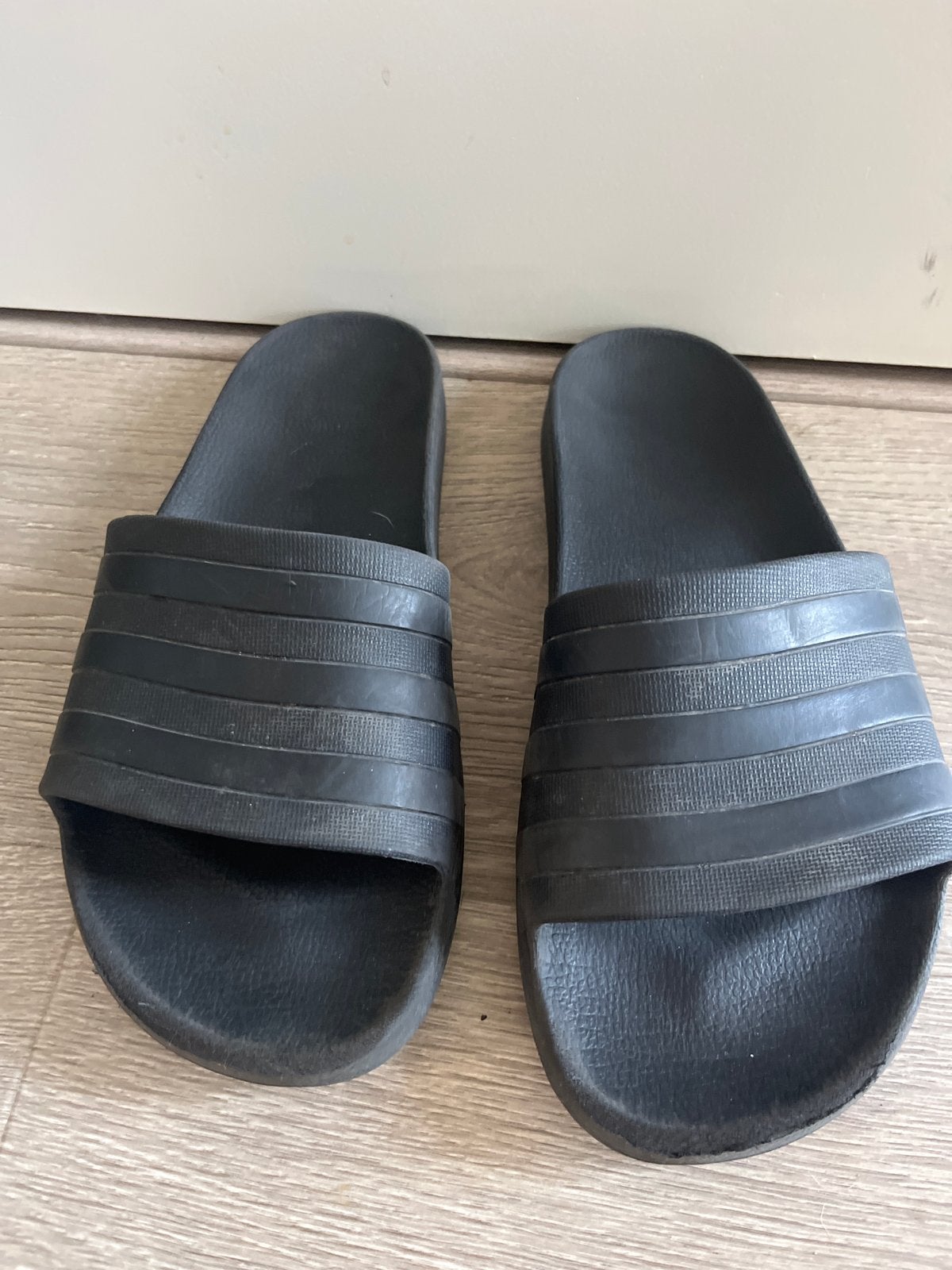 Adidas Adilette slippers zwart maat 43, Slippers, Zwart, Ophalen of Verzenden, Gedragen