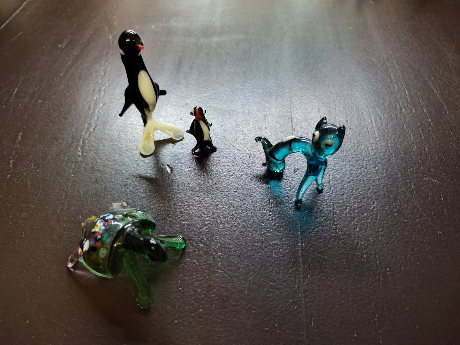 4 glazen figuurtjes: pinguïns, kat en schildpad, Ophalen of Verzenden, Gebruikt, Hond of Kat, Beeldje of Figuurtje