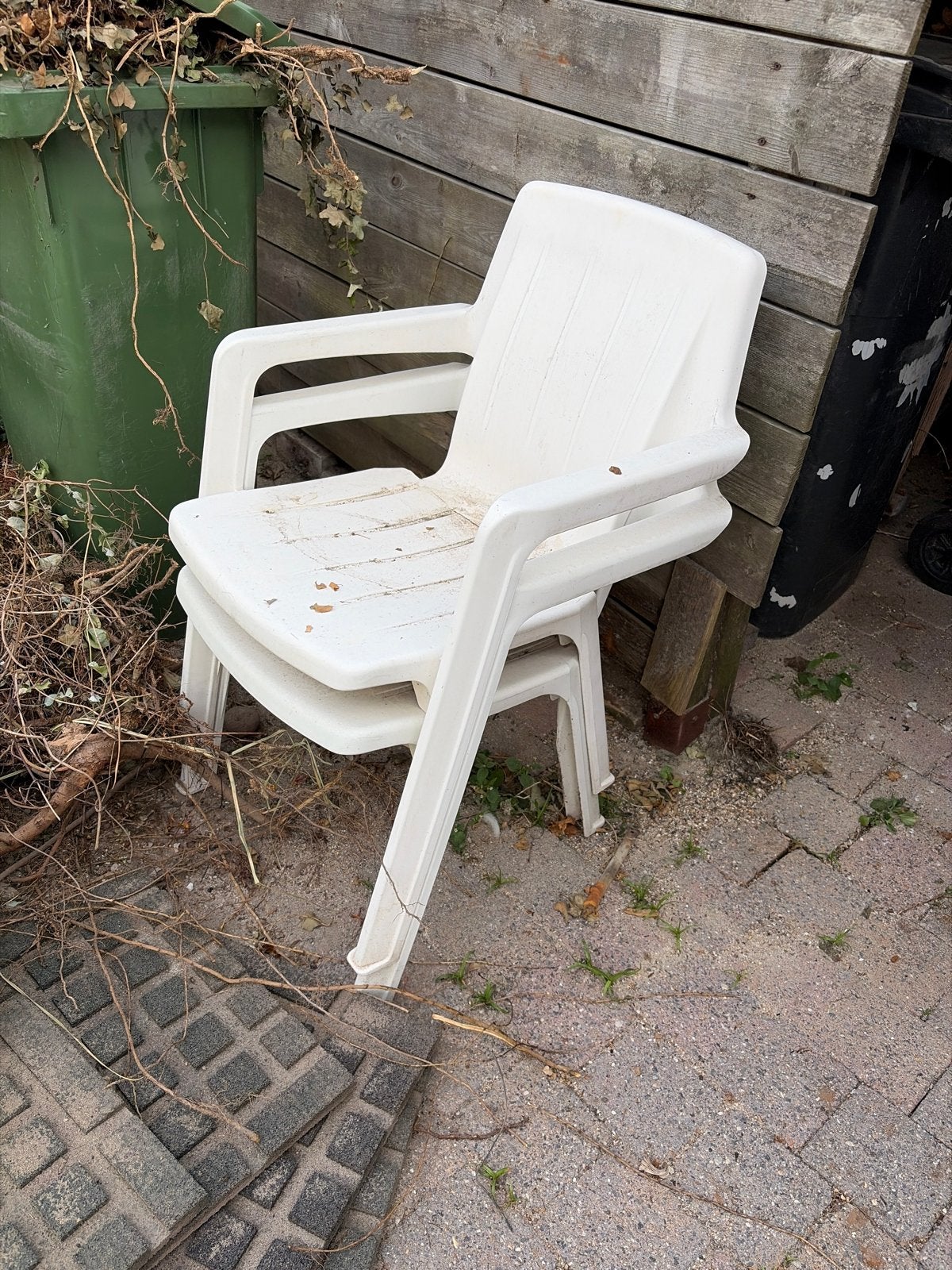 Gratis: Witte kunststof tuinstoelen, Ophalen, Gebruikt, Kunststof, Stapelbaar