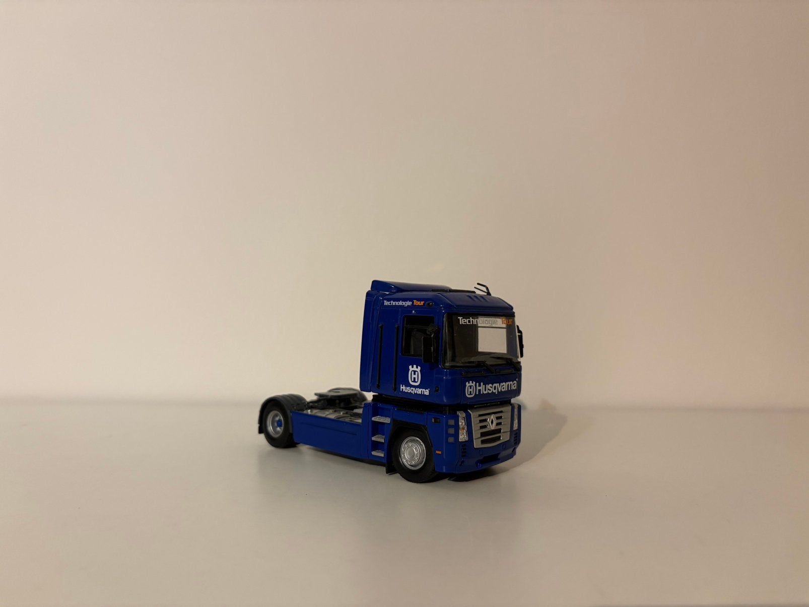 Renault AE Magnum Universal Hobbies, Ophalen of Verzenden, Zo goed als nieuw, Overige merken