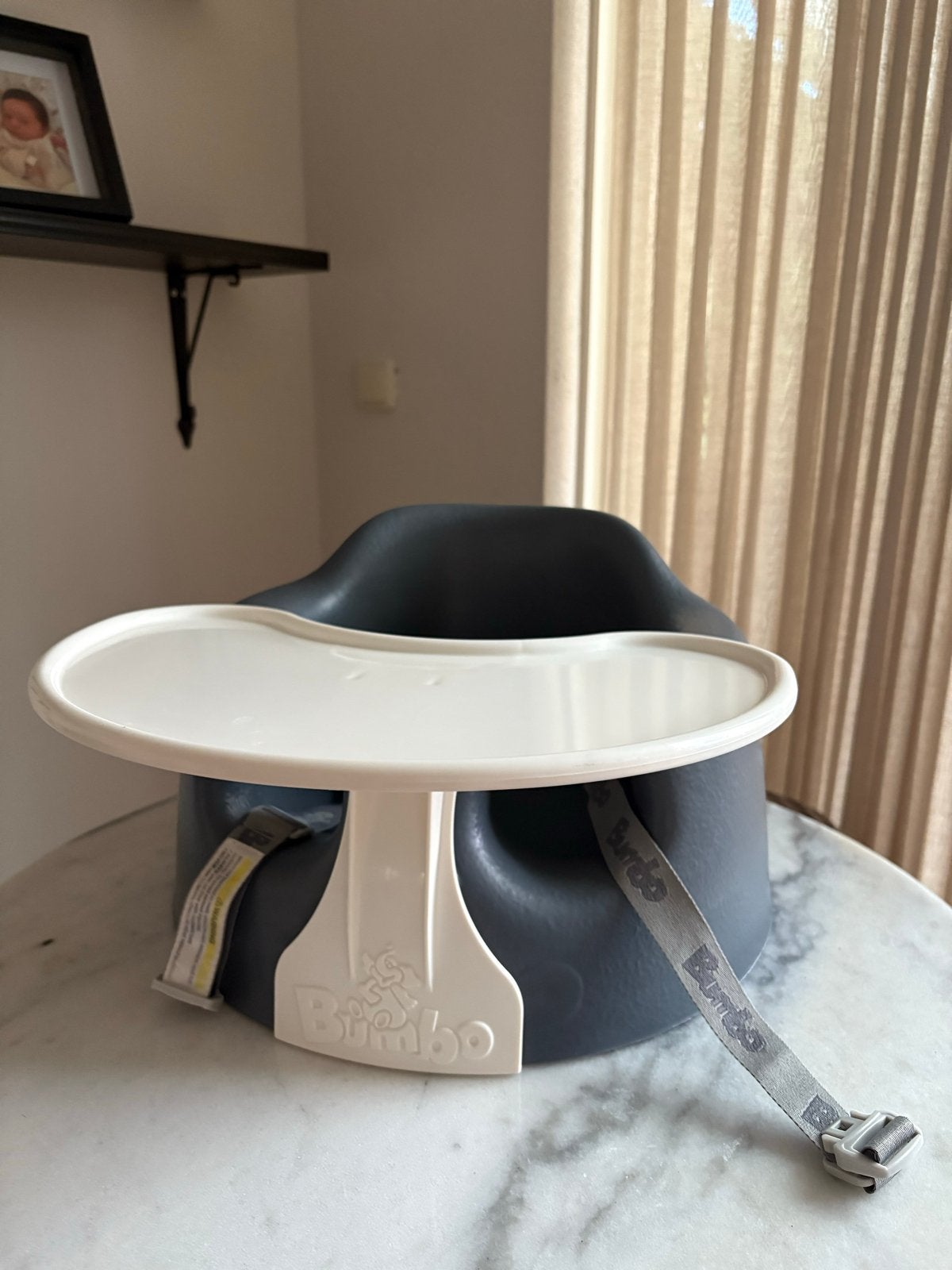 Bumbo Babyzitje met eetblad - Grijs, Kinderen en Baby's, Kinderstoelen, Ophalen, Gebruikt, Overige typen, Afneembaar eetblad