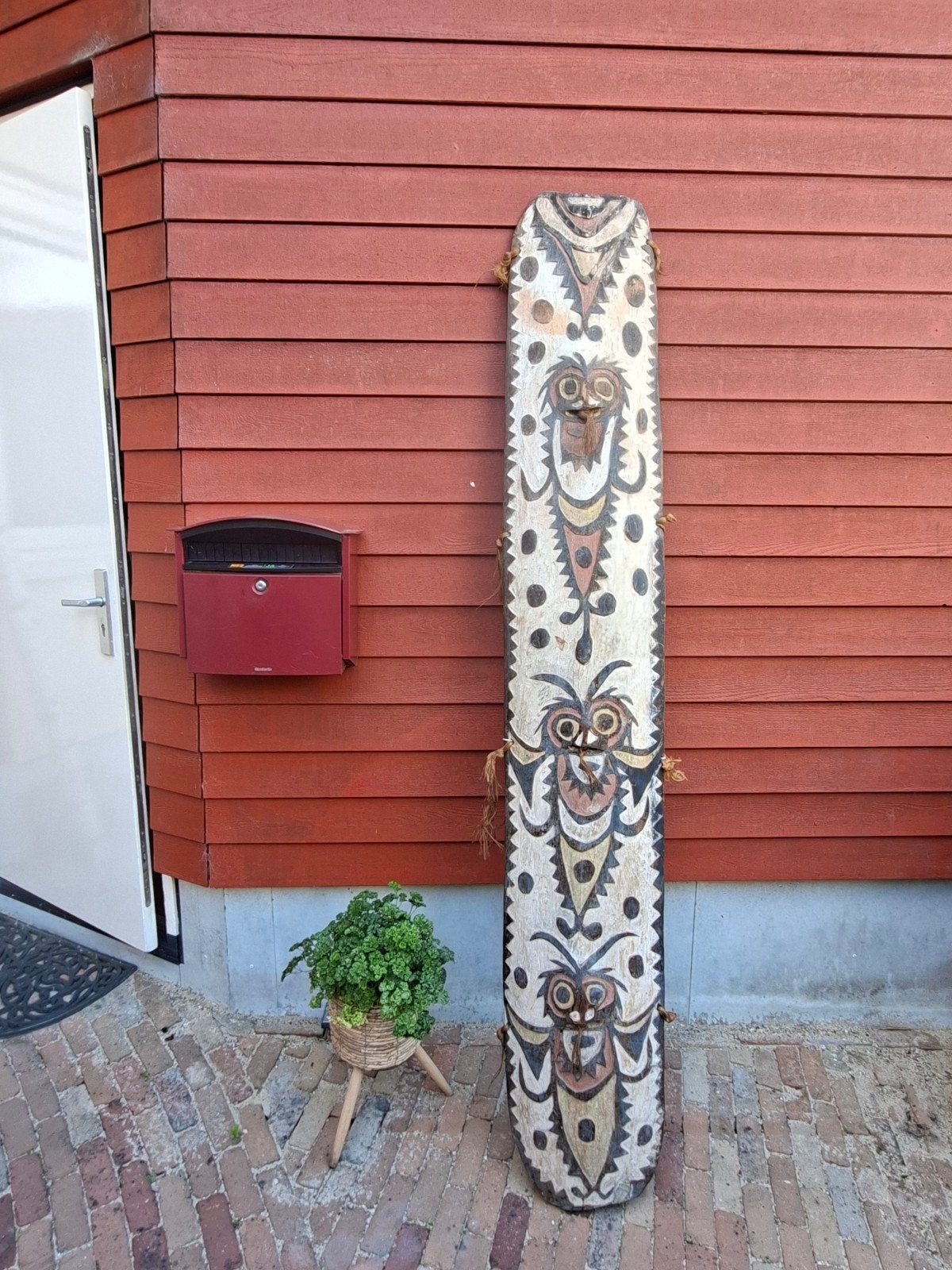 Fraai schild uit Papua Nieuw Guinea.
235 cm lang.
Biwat volk, Ophalen