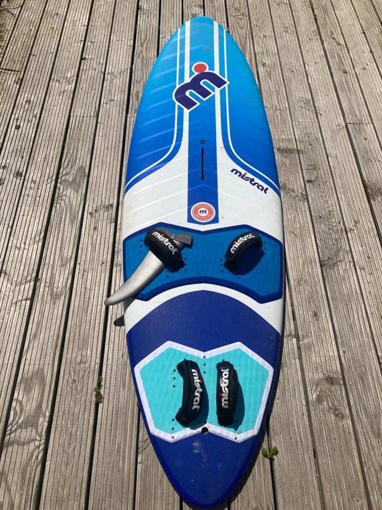 Mistral Quikslide 100 Windsurfplank - Zo goed als nieuw, Ophalen, Met voetbanden, Mistral, Minder dan 250 cm