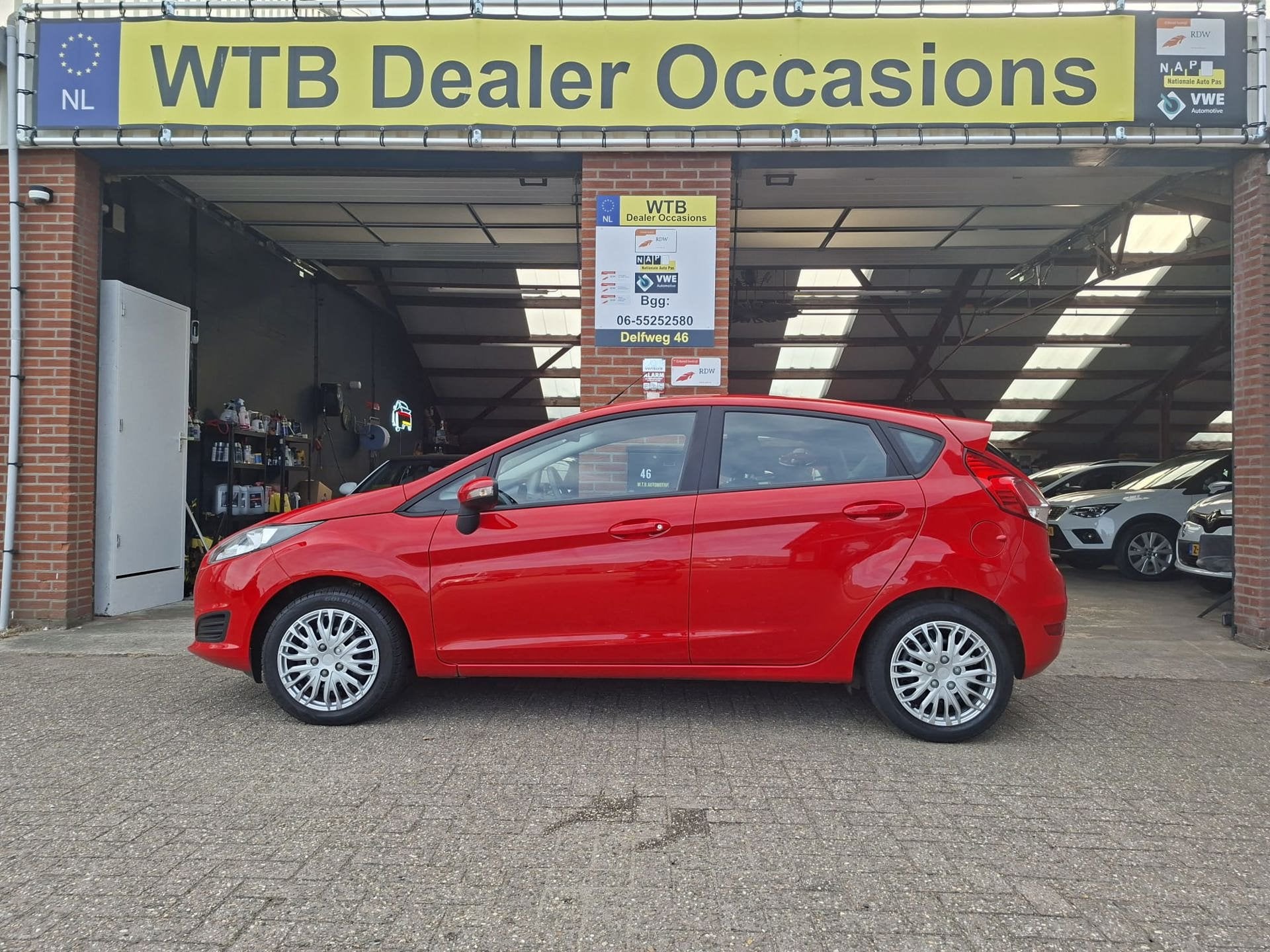 Ford Fiesta 1.0 Champion Dealer oh, Airco, Trekhaak, nw.APK, Euro 5, Stof, Zwart, 525 kg