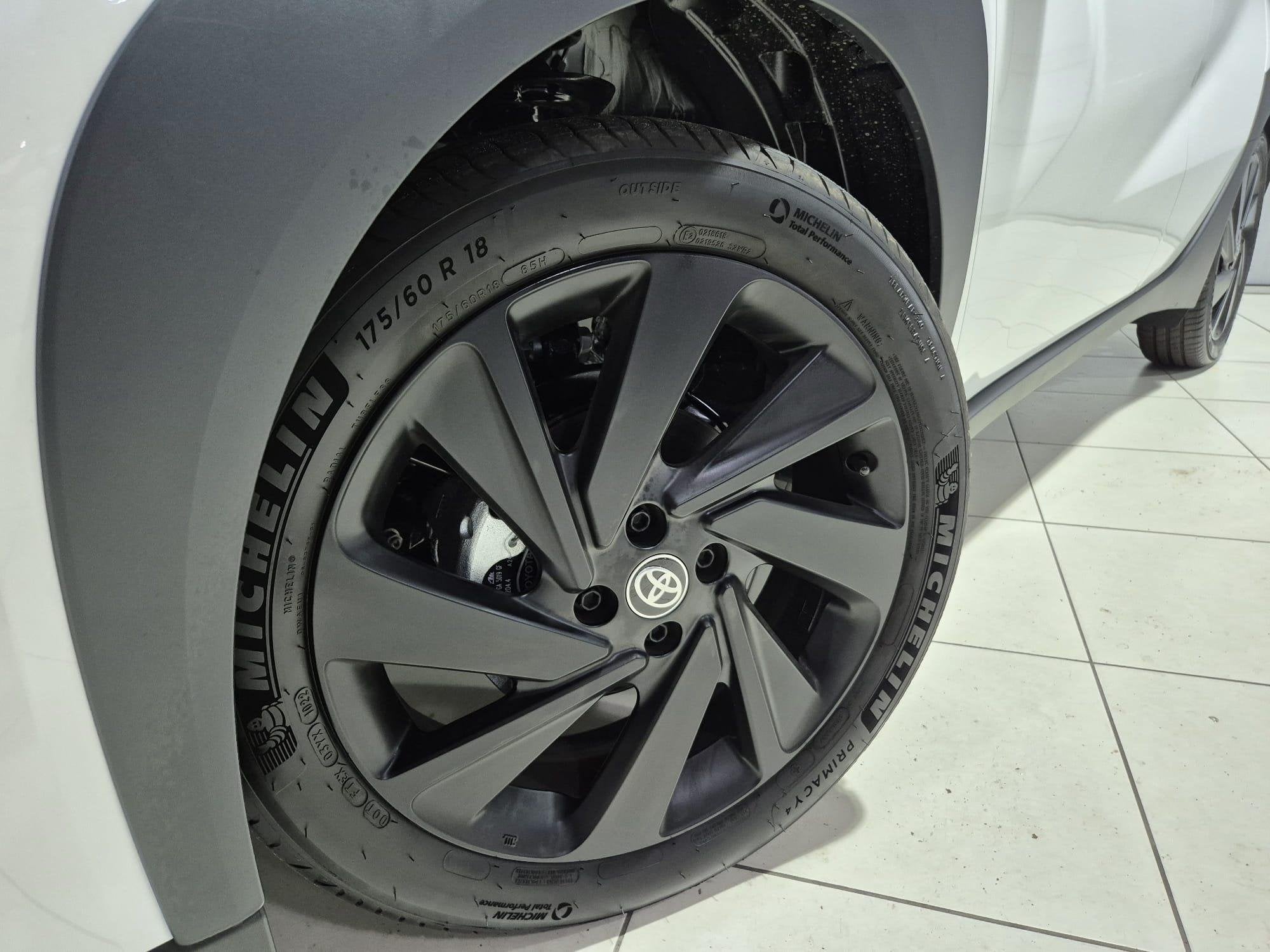 Toyota Aygo X 1.0 VVT-i MT Play 18'' LM Velgen , Apple carpl, Auto's, Dealer onderhouden, Stof, Gebruikt, Euro 6