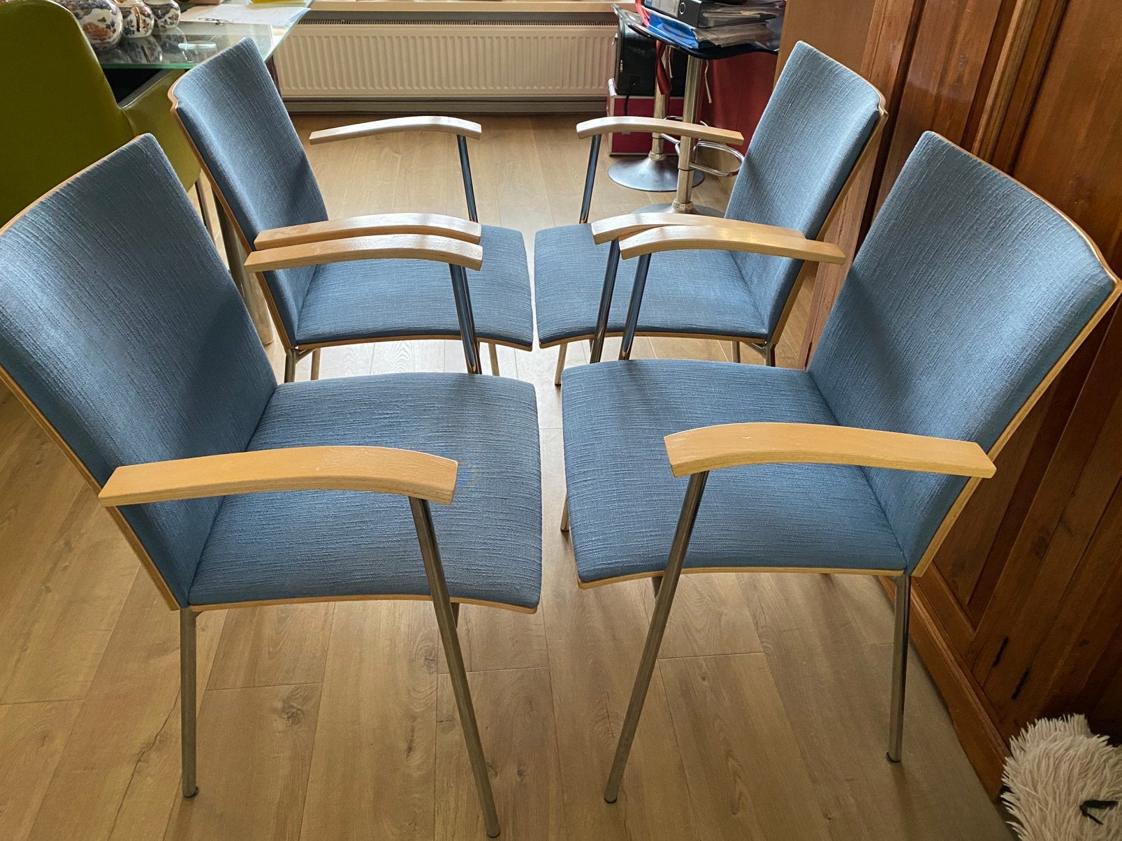 4 Lammhults stoelen met armleuning zweeds design, Ophalen, Blauw, Zo goed als nieuw, Vier