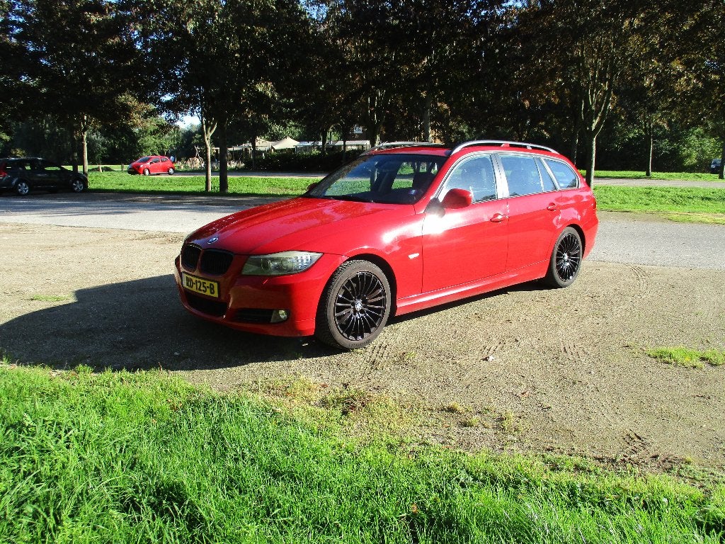 BMW 3-Serie 2.0 318 I Touring station met nw ketting, Zwart, Handgeschakeld, Panoramadak, Particulier