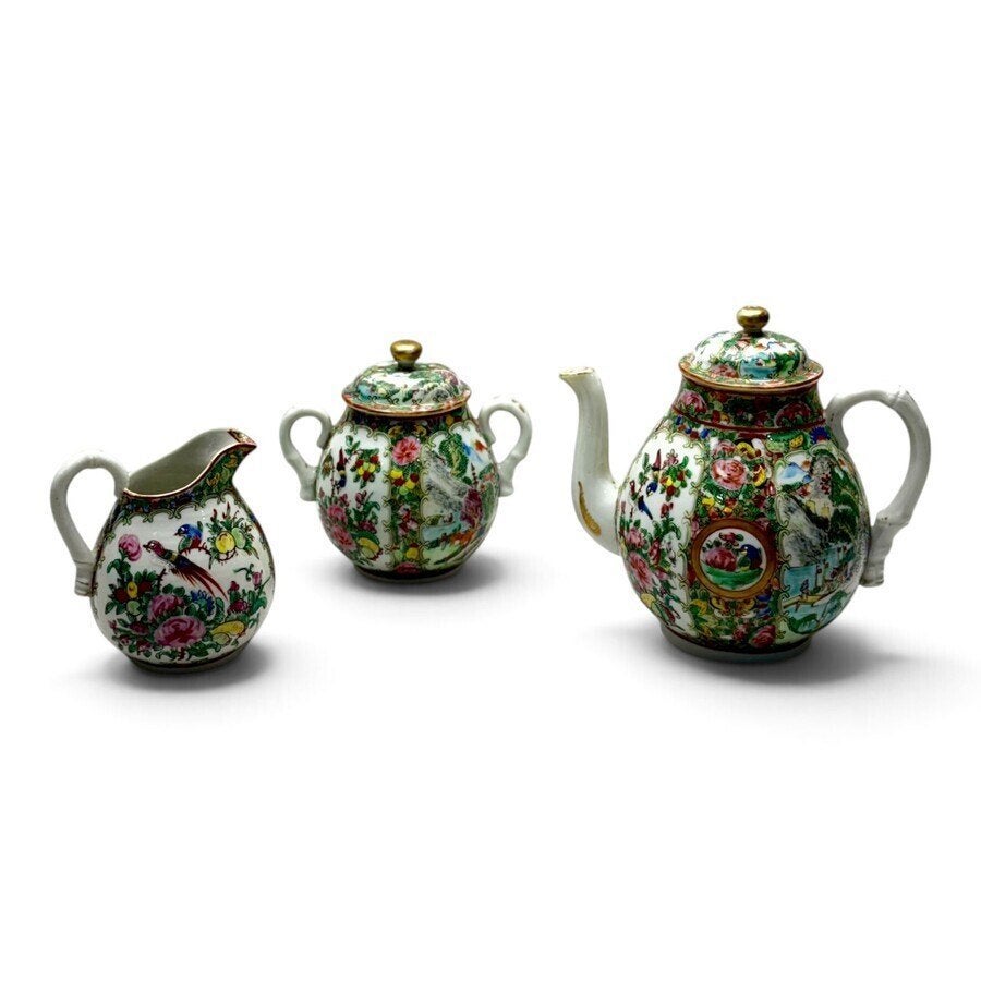 19e eeuwse Kantonese theepot, melkkan en suikerpot
