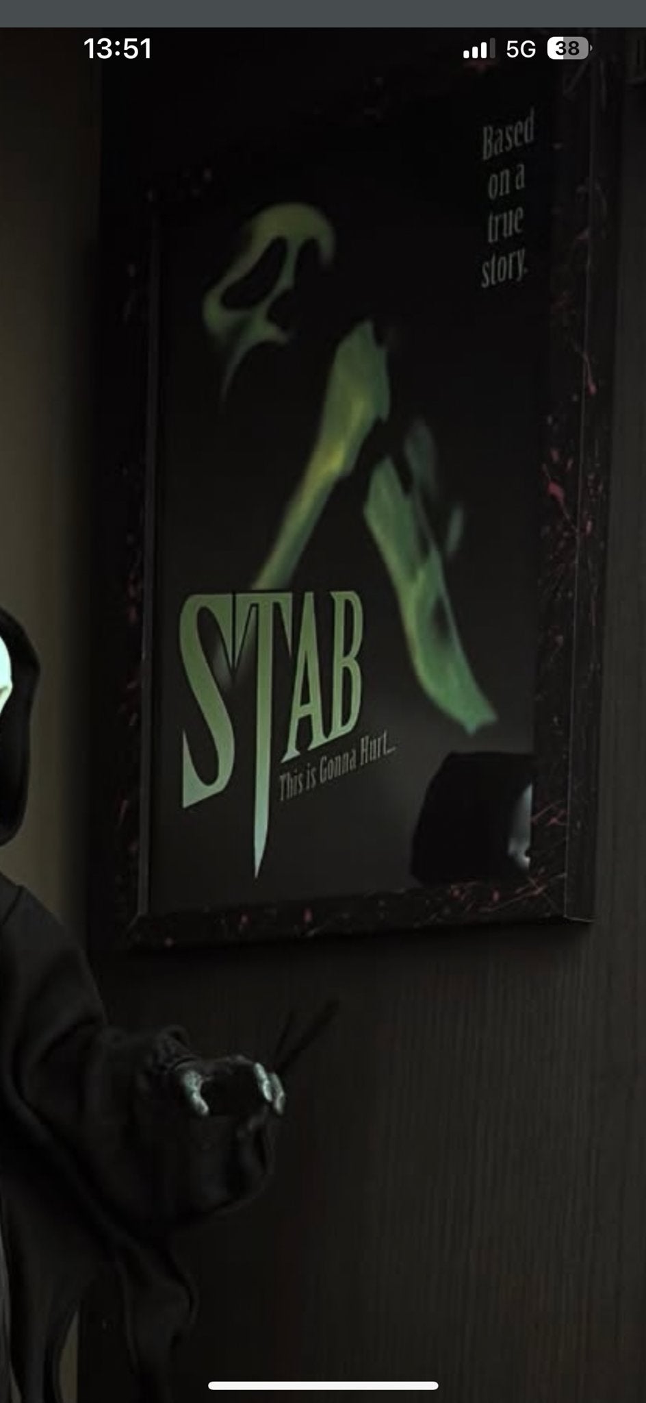 Stab bloedspatter ingelijste poster - Scream film prop, Rechthoekig Staand, Met lijst, Nieuw, Ophalen of Verzenden
