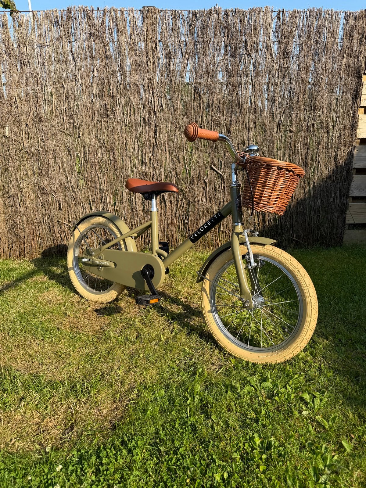 Veloretti Kinderfiets 16 inch met mandje, Ophalen, Zo goed als nieuw, Terugtraprem, 16 tot 20 inch