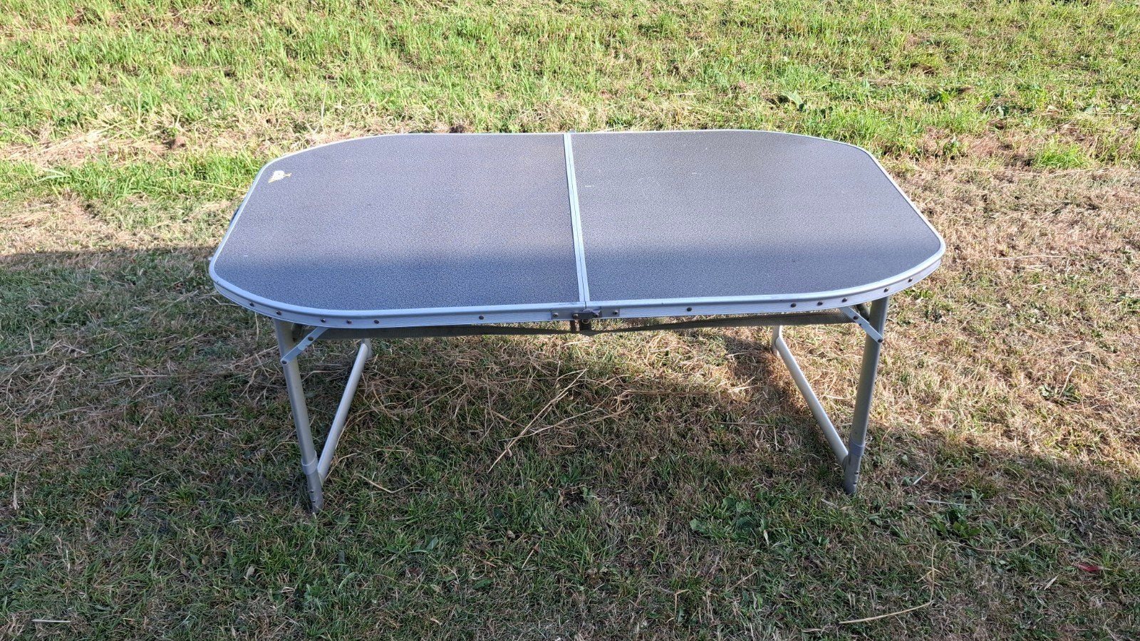 Grote stevige opvouwbare campingtafel. 150x80 cm, Caravans en Kamperen, Kampeermeubelen, Ophalen, Gebruikt, Campingtafel
