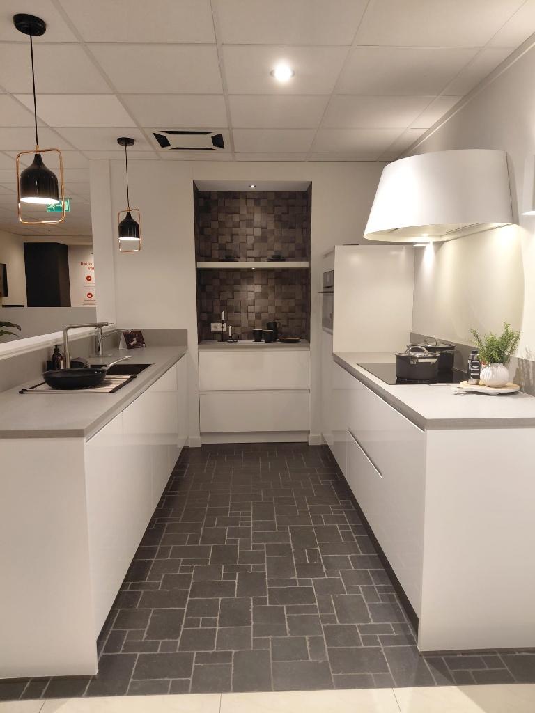 Hoogglans Pronorm Y-line showroomkeuken - aanbieding, Ophalen, U-keuken, Wit, Zo goed als nieuw