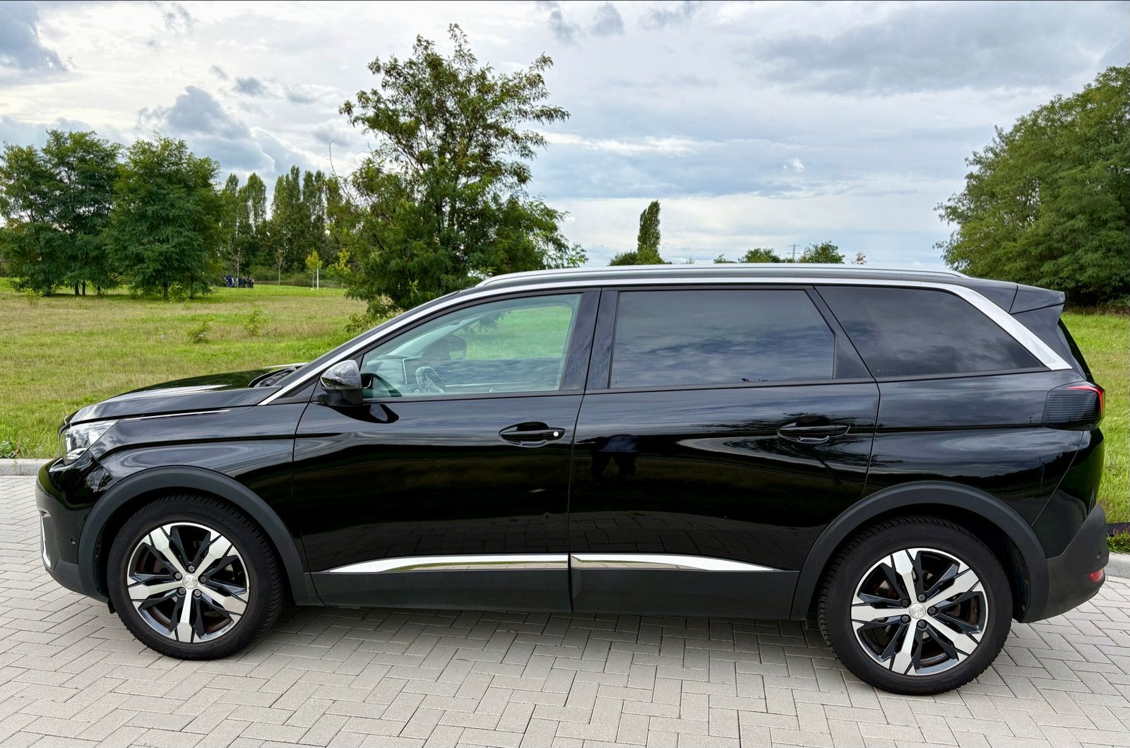 Peugeot 5008 Allure | Pano Roof | New Timing Belt | 7 Seater, 1199 cc, 7 stoelen, Zwart, 690 kg