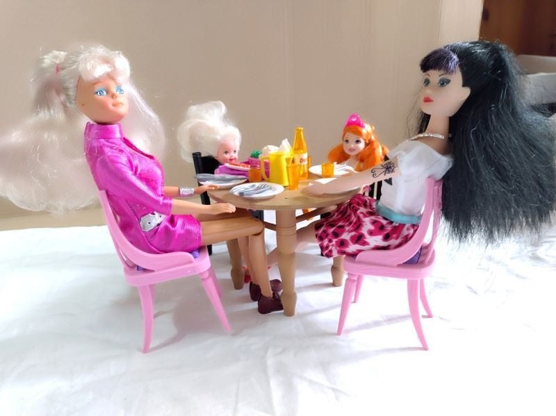 Barbie-gezin aan tafel, Ophalen of Verzenden, Zo goed als nieuw, Barbie